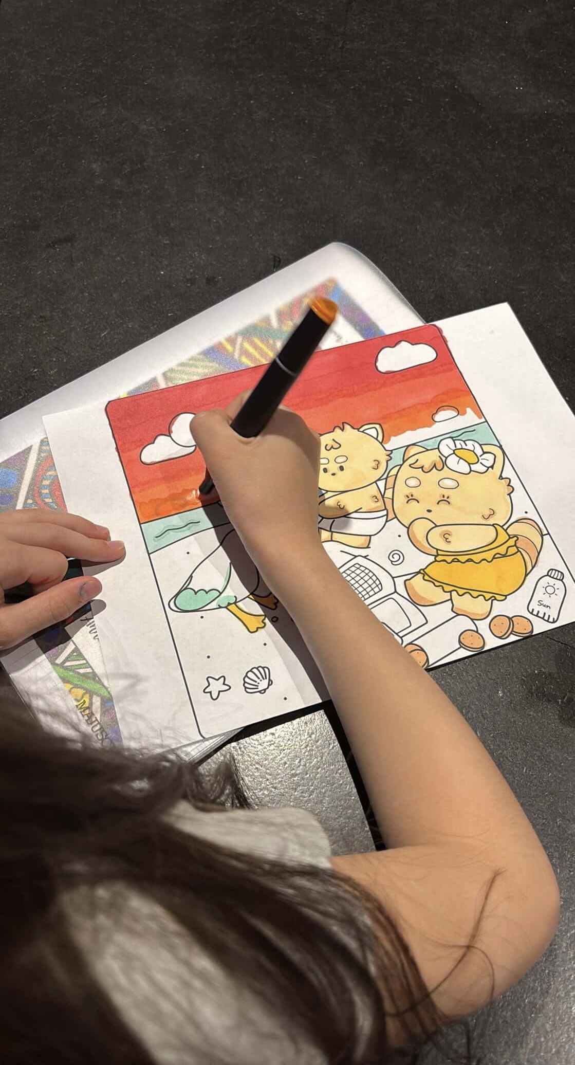Une utilisatrice colorie une illustration MyCuttieBox Vacances Cosy