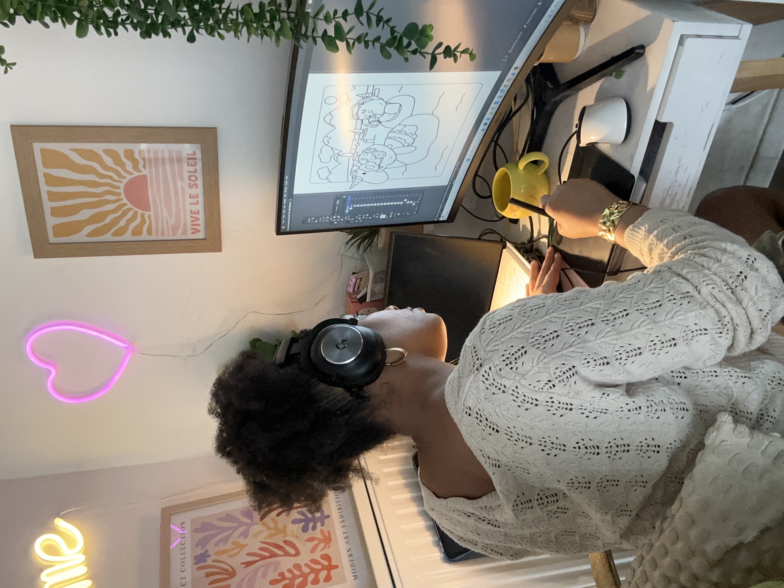 Laetitia à son atelier, en train d'illustrer