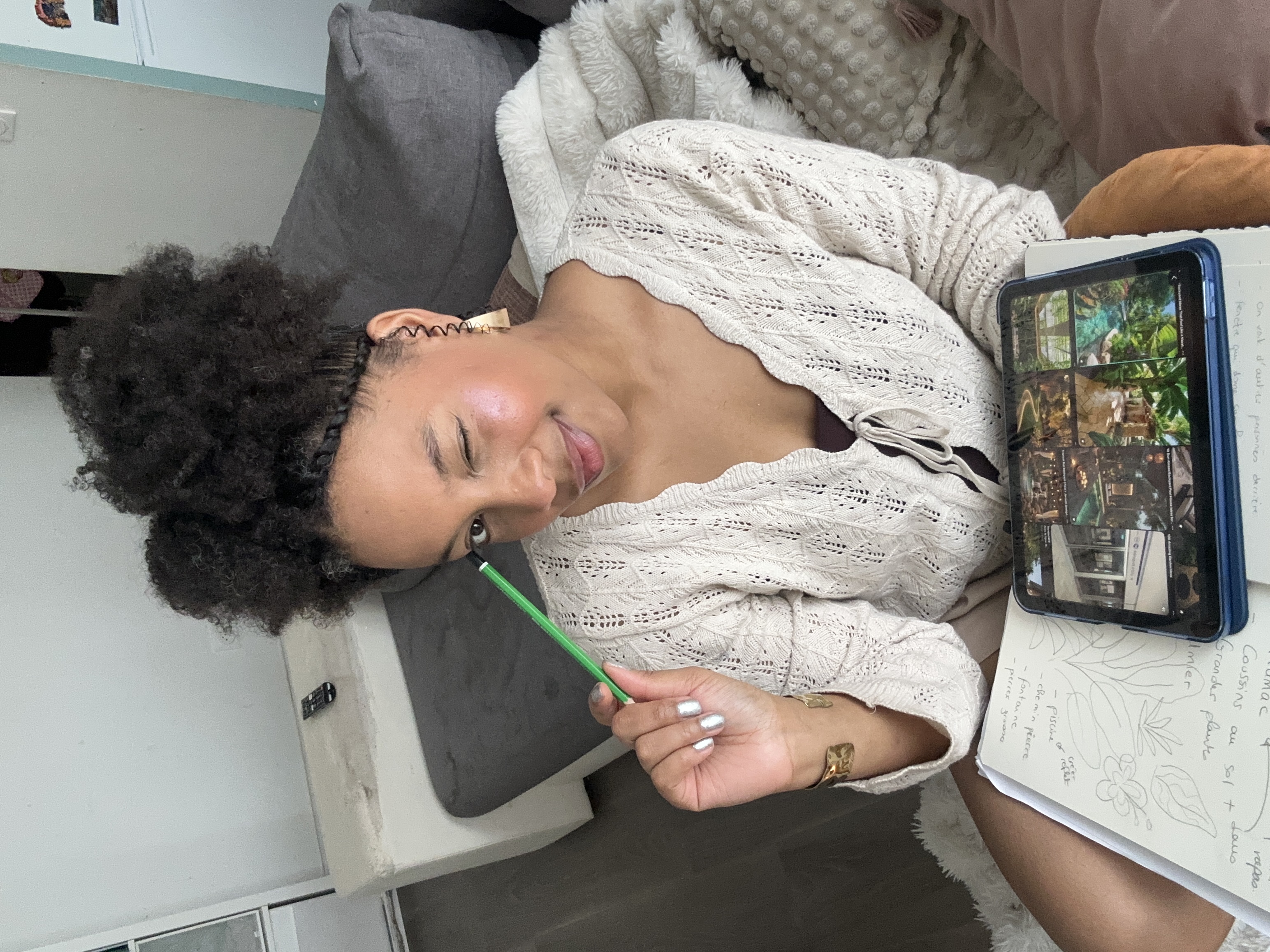 Laetitia en train de dessiner dans son carnet